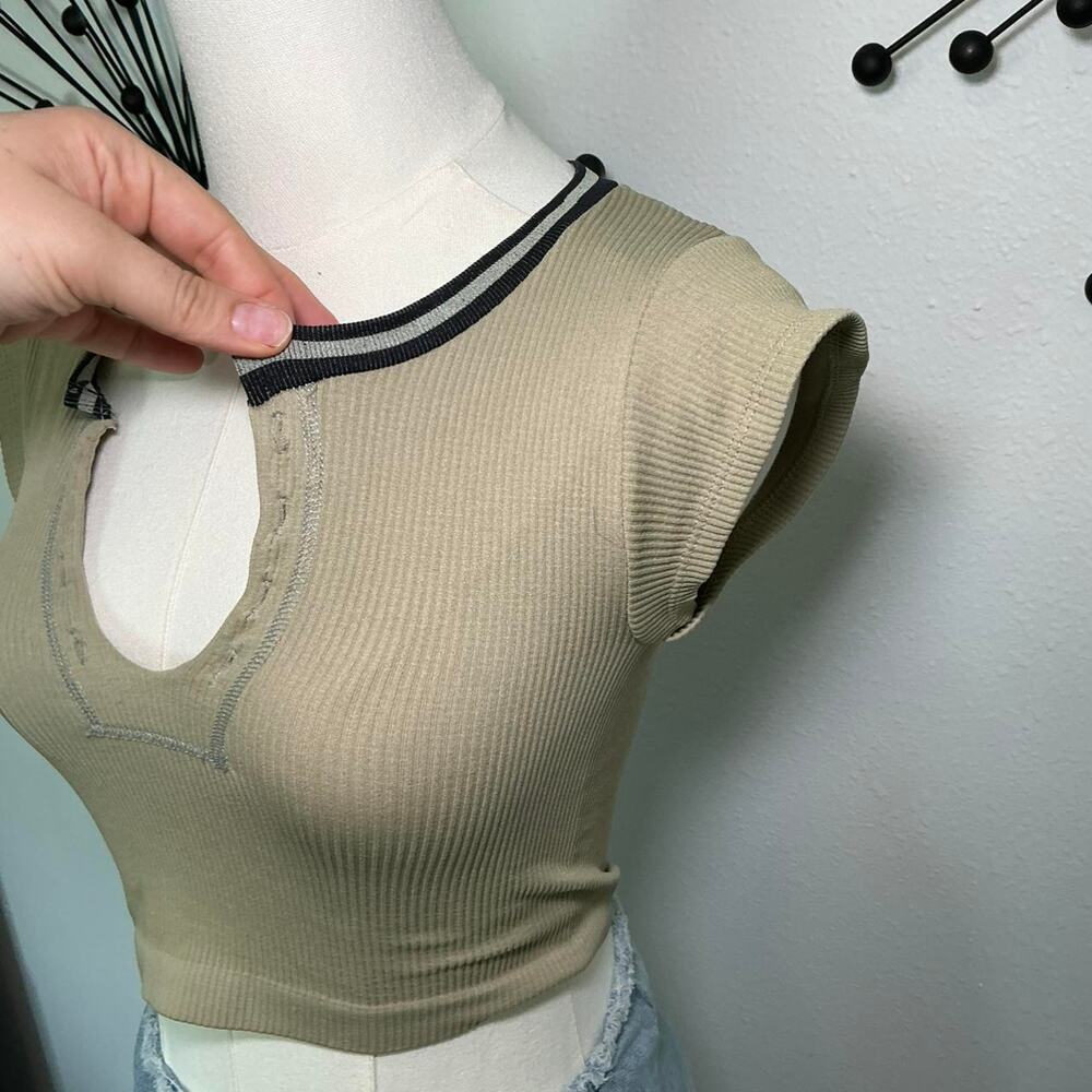 Out From Under green ribbed cap sleeve crop top contrast trim Y2K fitted - Picture 2 of 3